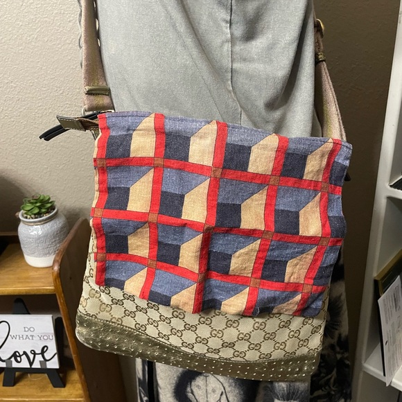 💛GUC Authentic Gucci Shimmer Gold Messenger& A Linen Pouch - Picture 12 of 16